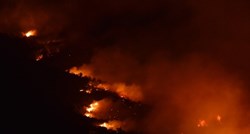 VATRA DIVLJA DALMACIJOM U Pristegu vatra došla do kuća, kritično kod Drniša i Omiša, stanovnici evakuirani, turisti u panici