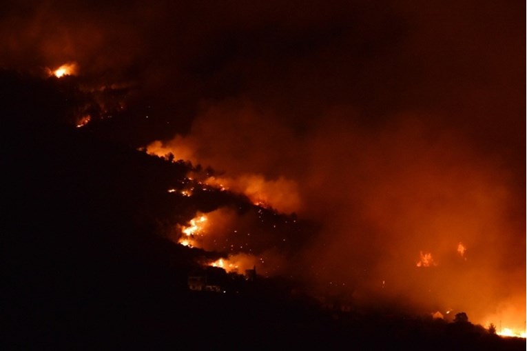 VATRA DIVLJA DALMACIJOM U Pristegu vatra došla do kuća, kritično kod Drniša i Omiša, stanovnici evakuirani, turisti u panici