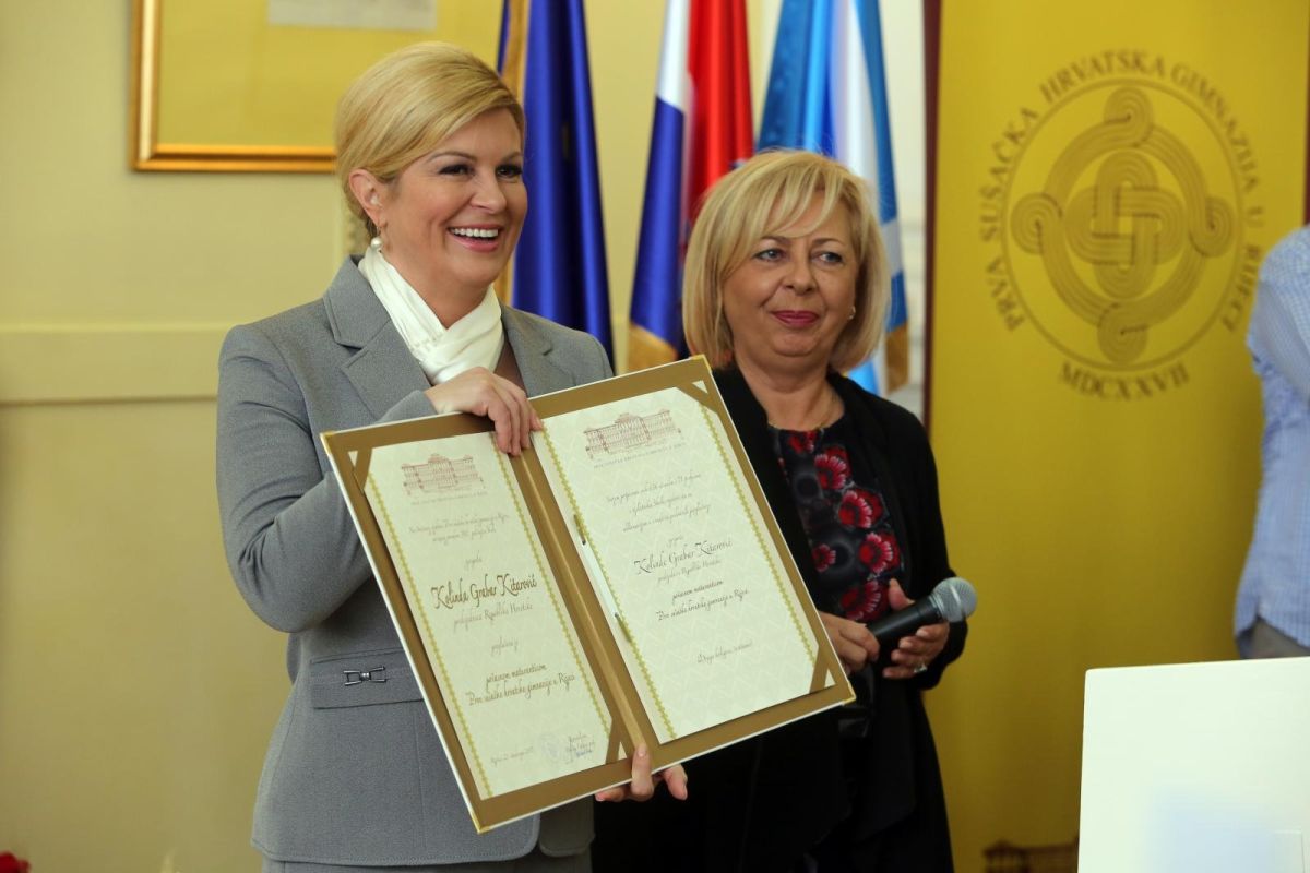 FOTO Kolinda u Rijeku stigla u sivom, no pažnju je ipak privukla naizgled jednostavnim detaljem