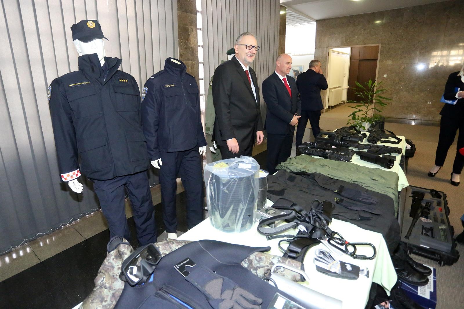 Zima traje već tjednima, a MUP je konačno nabavio toplu odjeću i obuću za policajce, stiže do kraja godine