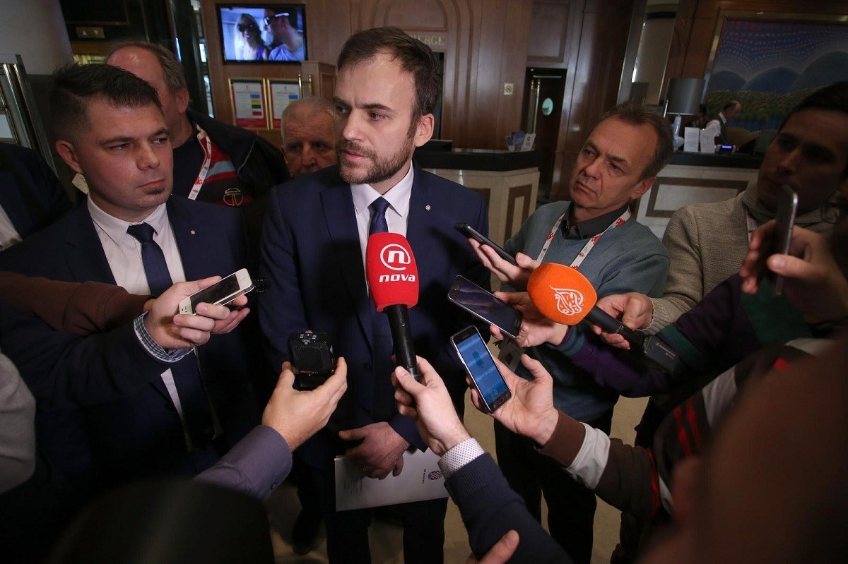 Pogledajte kako su hajdukovcu isključili mikrofon usred govora na skupštini HNS-a