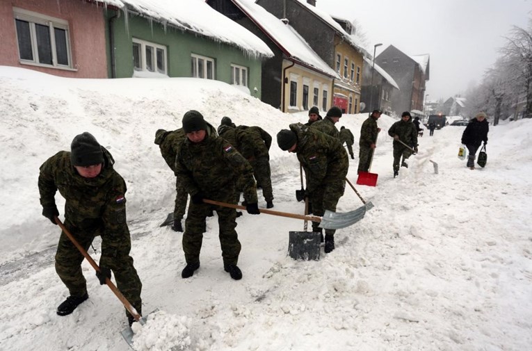 Vojnici se bore sa snijegom u Delnicama, Saborskom, Gračacu i Lovincu