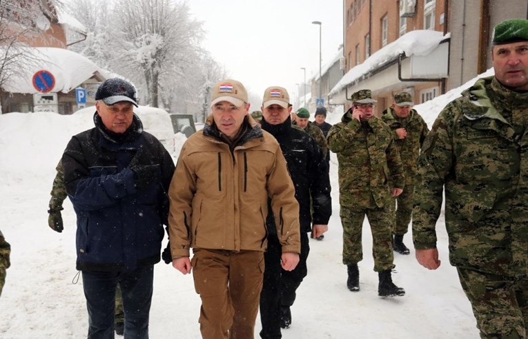 Krstičević posjetio vojnike koji se u Delnicama bore sa snijegom