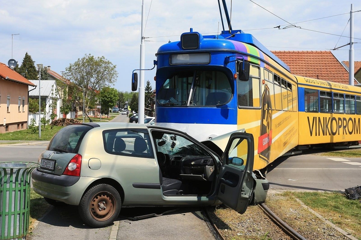 VIDEO U Višnjevcu kraj Osijeka sudarili se automobil i tramvaj, jedna osoba ozlijeđena