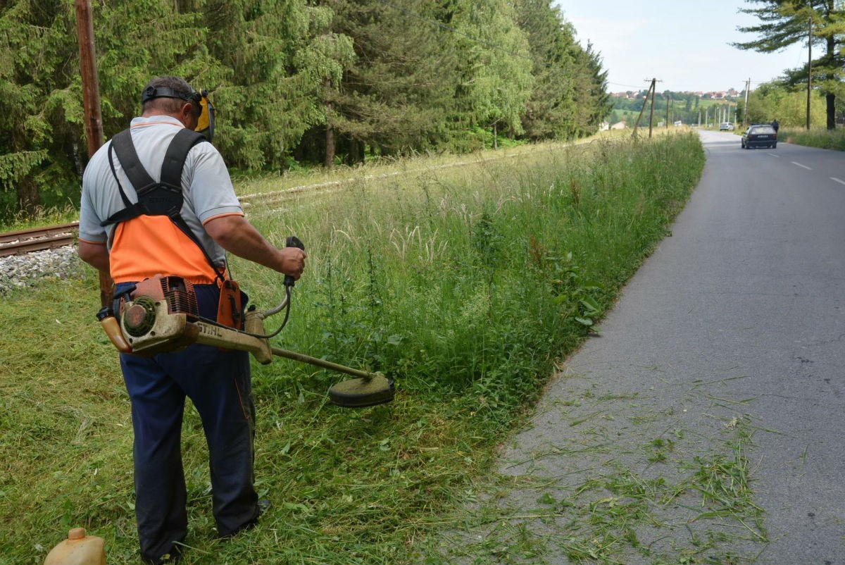 FOTO Tek nakon smrti dječaka, nadležni u Daruvaru sjetili se pokositi travu uz cestu