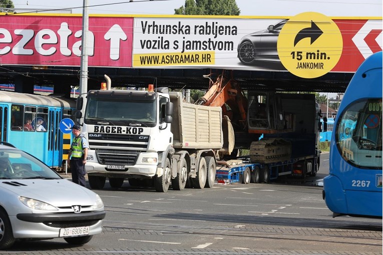 FOTO Prometni kaos zbog bizarne nesreće u Zagrebu, bager zapeo za nadvožnjak i odlomio ga