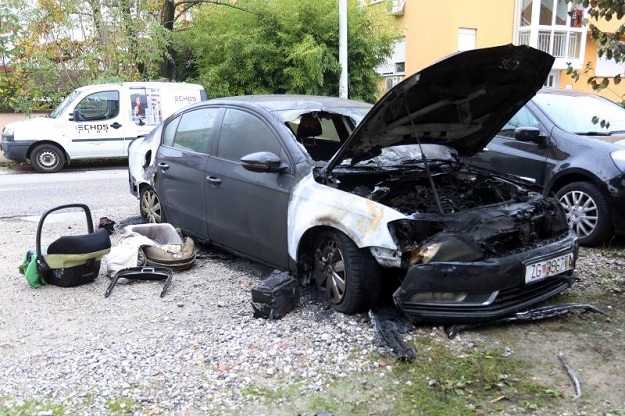 FOTO Na zagrebačkoj Kajzerici izgorio Passat, moguće je da je netko podmetnuo požar
