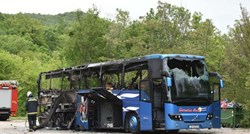 GALERIJA Autobus koji se zapalio kod Plomina skoro potpuno uništen, evakuirano 15 putnika