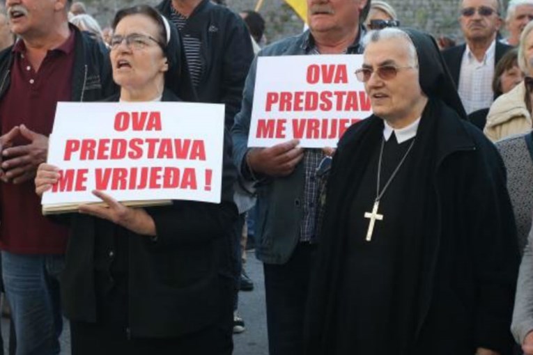 VIDEO Dernek ekstremnih katolika pred kazalištem: "Frljić vodi specijalni rat protiv Hrvatske"