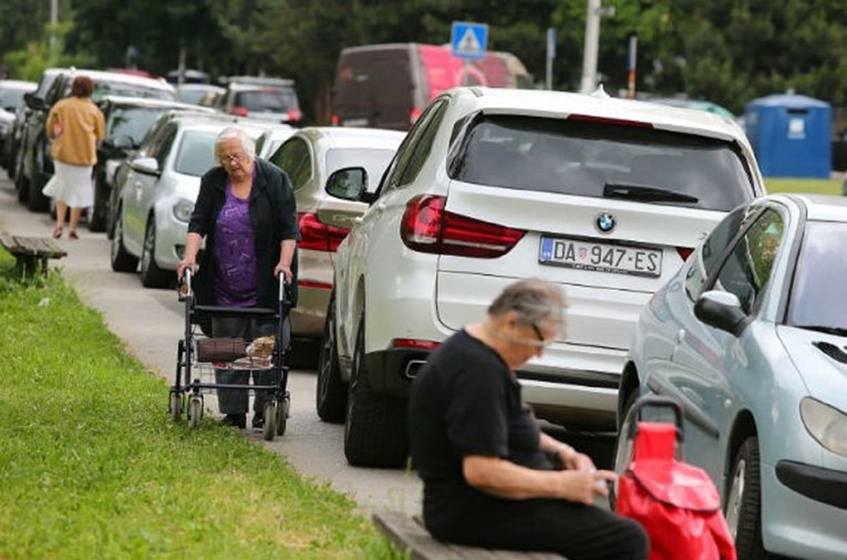 FOTO Pogledajte kako bahati Agrokorovi dobavljači parkiraju svoje limuzine s registracijama "DA"