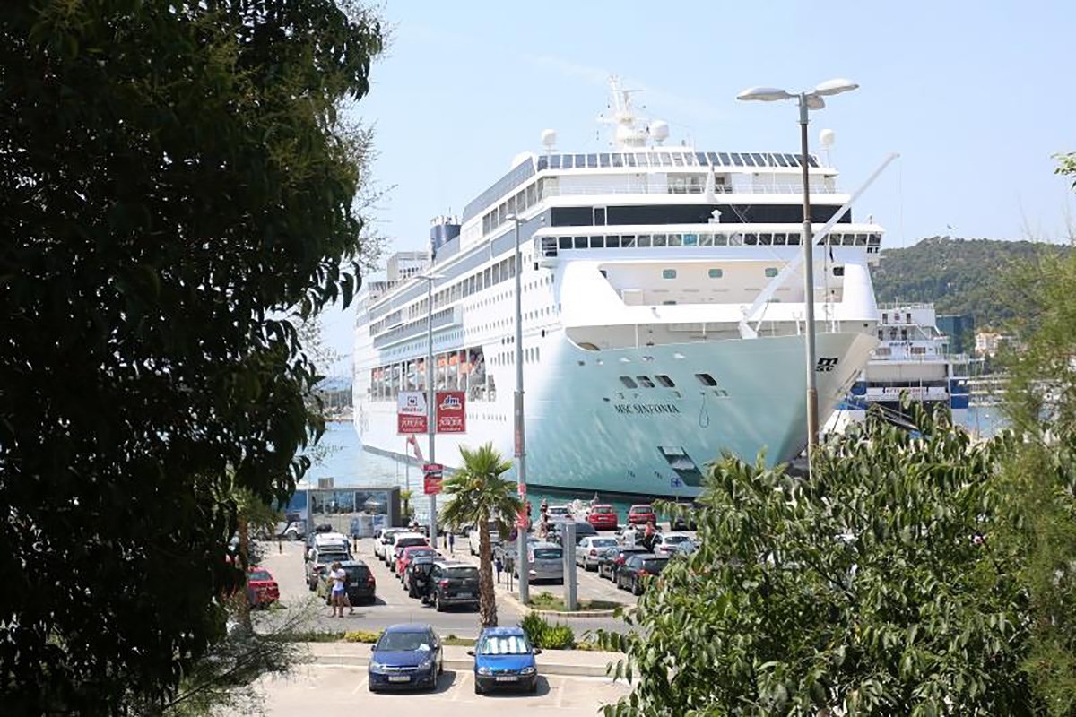 "TURISTI DOŽIVLJAVAJU ŠOKOVE" Zbog perača stakala  u splitsku luku stižu - zaštitari