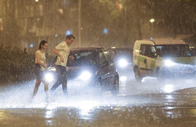 Olujno nevrijeme pogodilo i Zagreb: Jak vjetar nosio kišu, bujice poplavile ceste