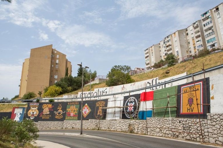 FOTO Grb HOS-a s pozdravom "Za dom spremni" na ulazu u dubrovačku Mokošicu