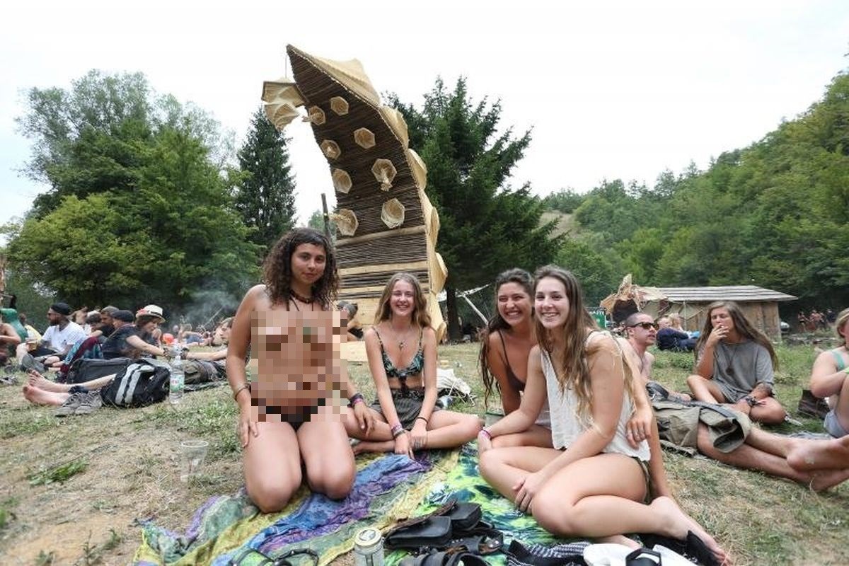 VIDEO Posjetiteljice festivala psihodelične glazbe kod Slunja tulumare bez grudnjaka