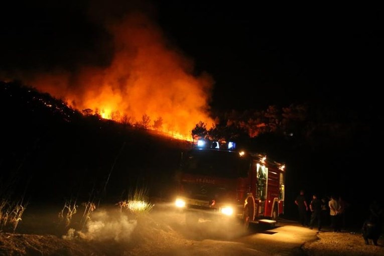 Planuo požar u skladištu Jadrantransa u Dugopolju, izgorio dio krovišta i radionice