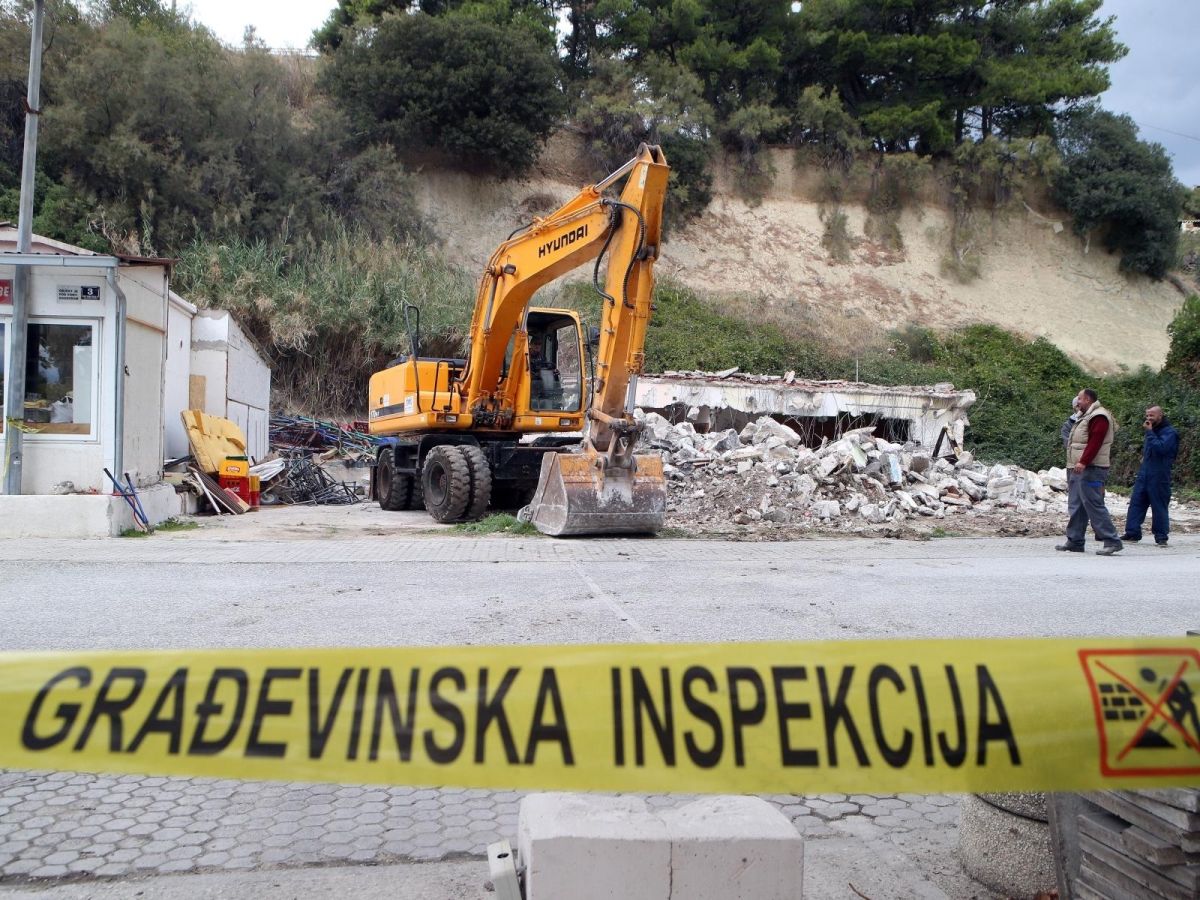 Na Žnjanu nastavljeno rušenje nelegalnih objekata, vlasnici ih većinom sami uklanjaju