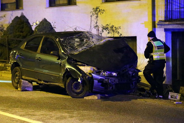 FOTO Teška nesreća u Zagrebu, autom se silovito zabio u ogradu i poginuo