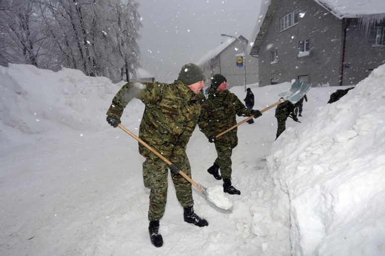 Vojnici se osmi dan bore sa snijegom u Gorskom kotaru i Lici