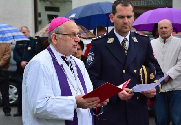 Biskup zavapio pred Kolindom: "Obitelj je ona između muža i žene, treba uvesti doplatke za domaćice"