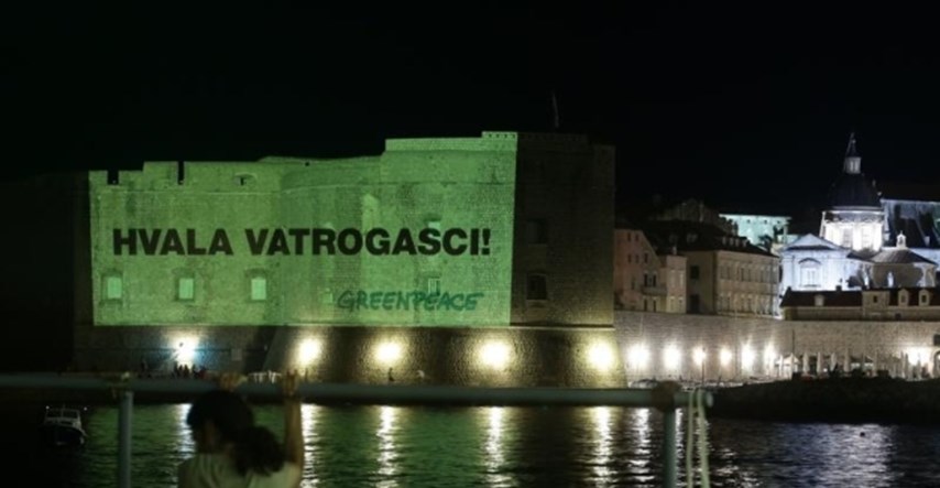 Greenpeace se u akciji protiv bušenja Jadrana sjetio i vatrogasaca: "Hvala, vatrogasci" na dubrovačkoj tvrđavi