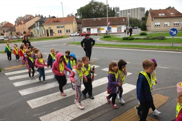 Vozači, oprez! Počela je škola, na cestama 40.000 prvašića