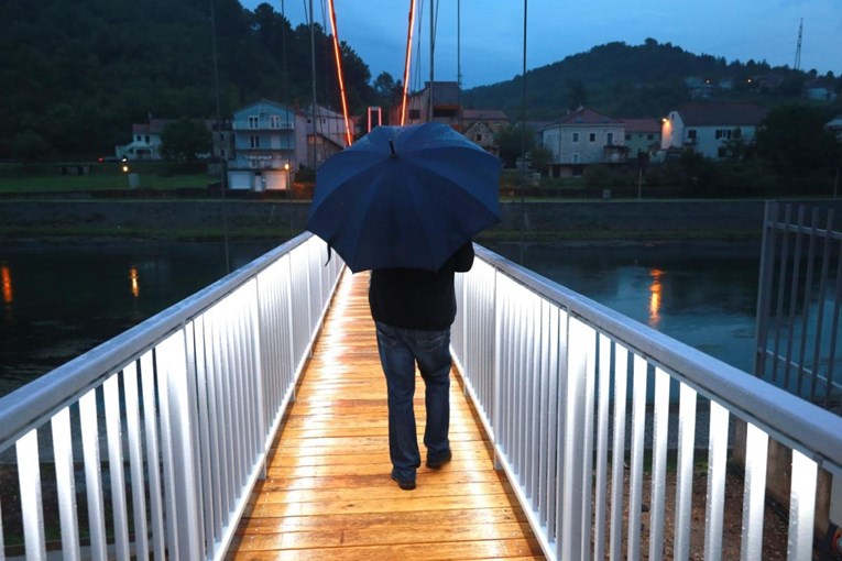 Atrakcija na koju se dugo čekalo: Obnovljeni viseći most preko Cetine oduševio Triljane