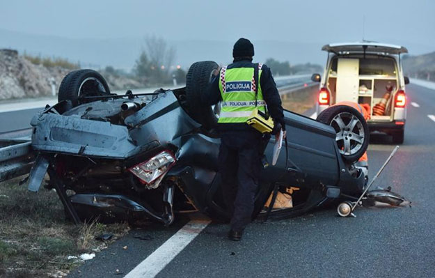 FOTO Peugeot zdrobljen, četvero mladih prošlo bez težih ozljeda