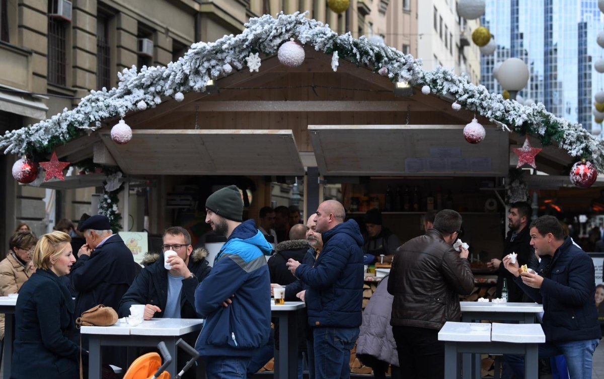 FOTO Zagrepčani već uživaju u adventskom ugođaju uz kuhano vino i kobasice