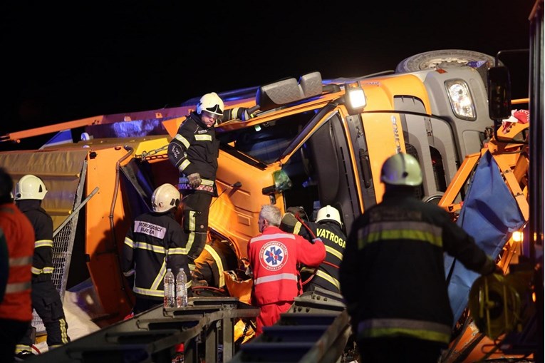 Tragedija u božićnoj noći kod Rijeke: Prevrnula se ralica, vozač poginuo, suvozač teško ozlijeđen