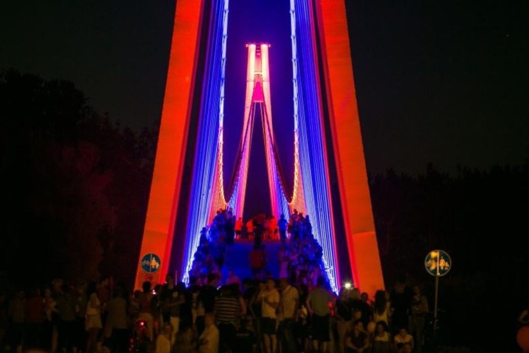 FOTO Simbol Osijeka zablistao u novom ruhu: Viseći pješački most od sada ima trajnu rasvjetu