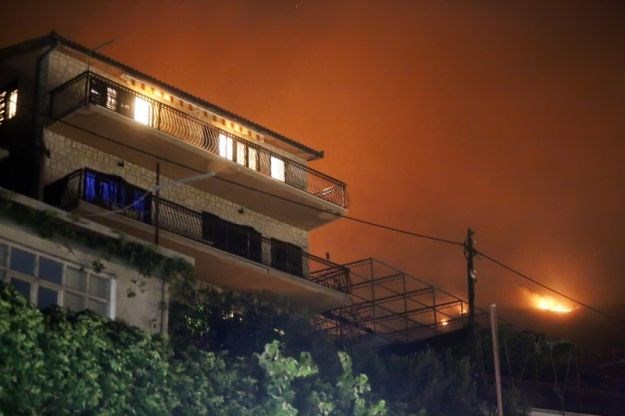 FOTO Vatrogasci cijelu noć gasili požar u okolici Splita, na terenu i kanaderi