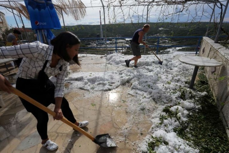 FOTO Lopate za snijeg usred ljeta: Pogledajte kakav je kaos iza sebe ostavila tuča u Istri