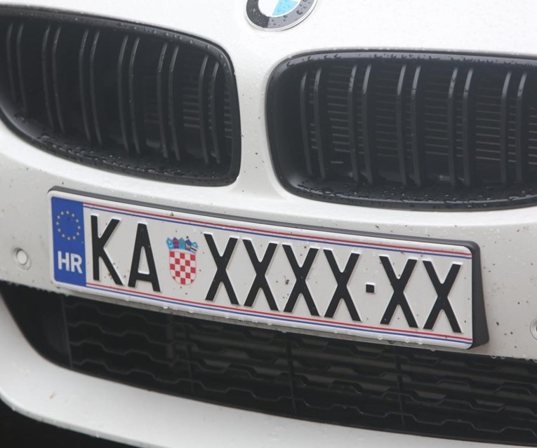 Vlasnik BMW-a zapanjio Karlovčane neobičnom registracijom