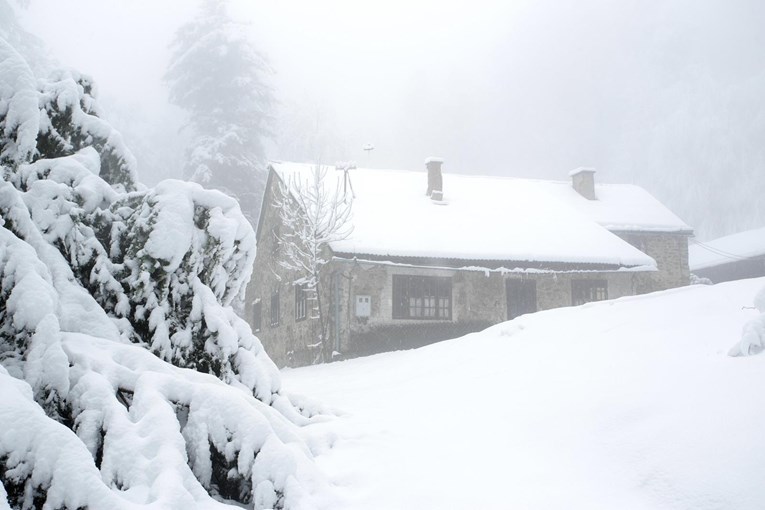 Na Sljemenu jutros 20 cm snijega, u Gospiću i dalje jako pada, u nizinama moguća susnježica