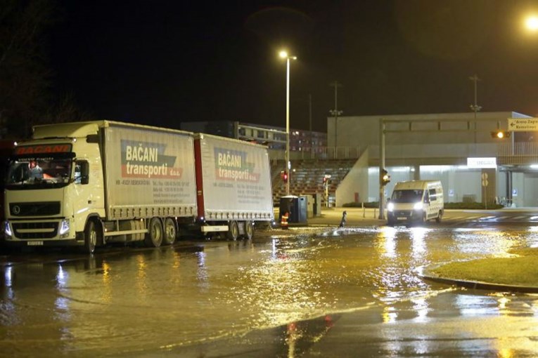FOTO Kamion udario u hidrant kraj Arene Zagreb, nastala poplava