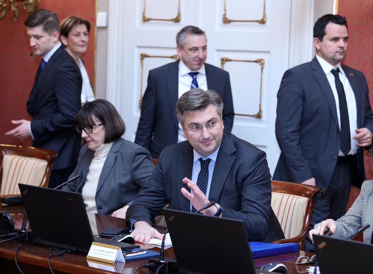 Članovi vlade imaju 29 posebnih savjetnika, plaćamo ih do 10.000 kuna, sedam njih radi pro bono