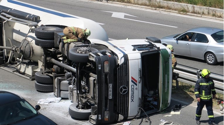 FOTO Na rotoru u Splitu prevrnuo se teretni kamion, promet u kolapsu