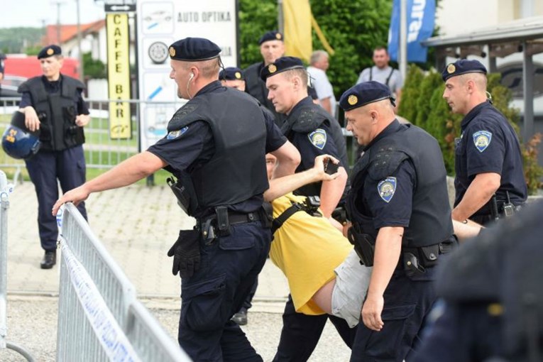VIDEO, FOTO Deložirana obitelj iz Šenkovca, Pernara i ekipu opet odvlačila policija