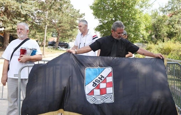 FOTO Srb pod opsadom policije: Prosvjednici predvođeni Kelemincem skandirali "Za dom spremni"
