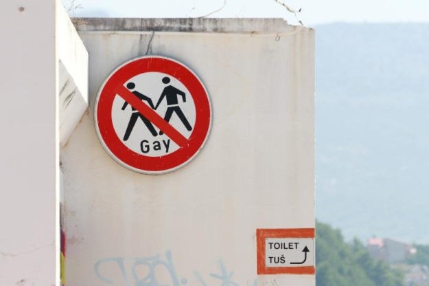 Tabla na splitskoj plaži: Zabranjeno za homoseksualce