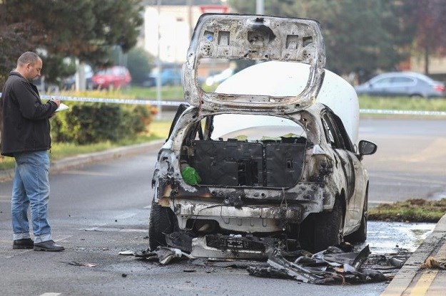 FOTO Ispred Filozofskog noćas razbijen i zapaljen automobil vozača Ubera