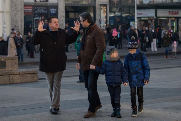 Budući premijer Orešković sa sinovima prošetao centrom,  građani ga pozdravljali
