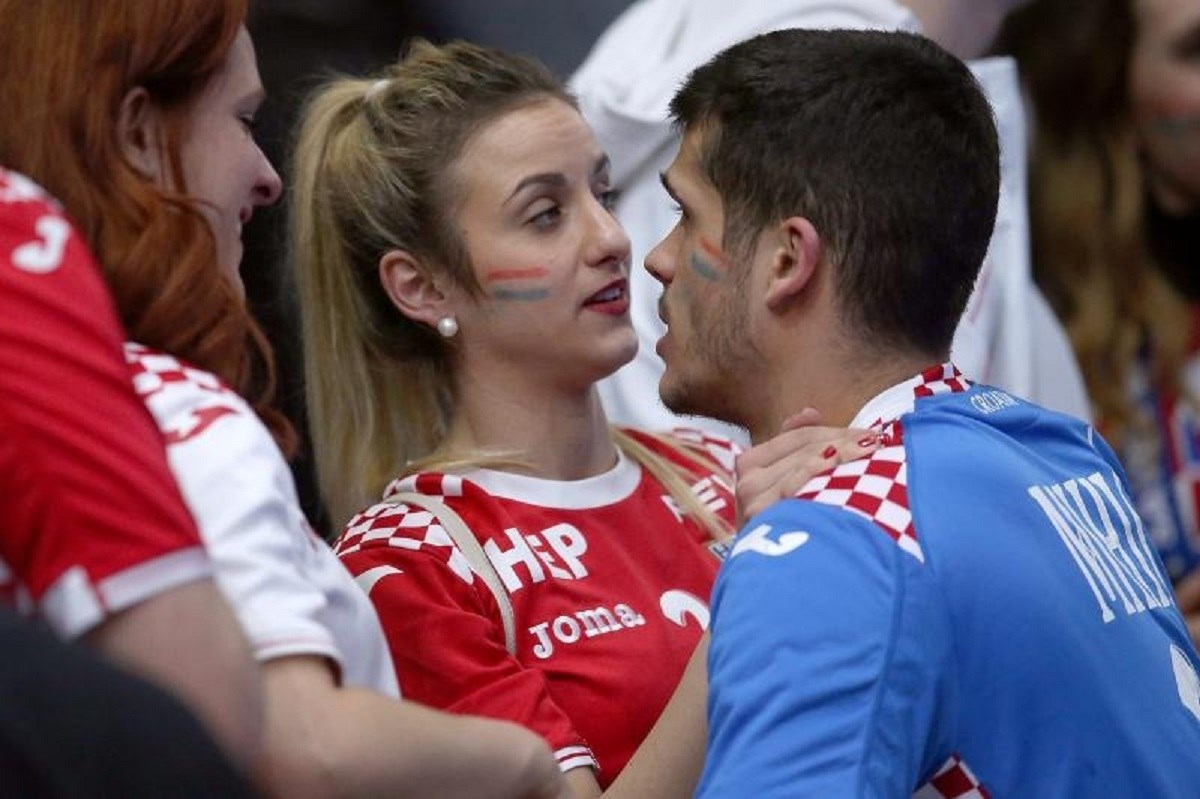 FOTO Nakon šokantnog poraza od Norveške, djevojke, supruge i djeca tješili ´kauboje´