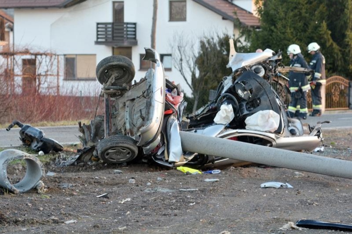 Vozač u Sisku udario u betonski stup i poginuo, automobil je potpuno smrskan