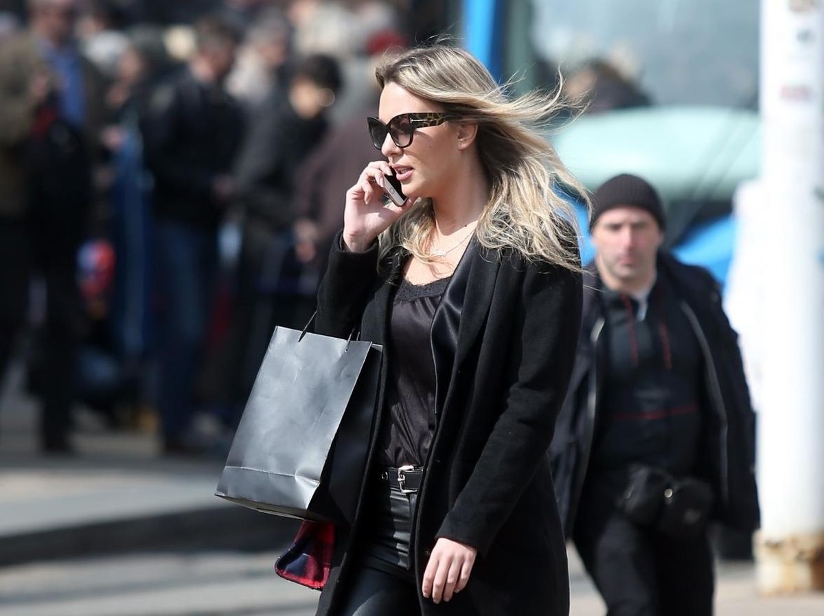 Zgodna plavuša u kožnoj kombinaciji privlačila poglede u centru Zagreba