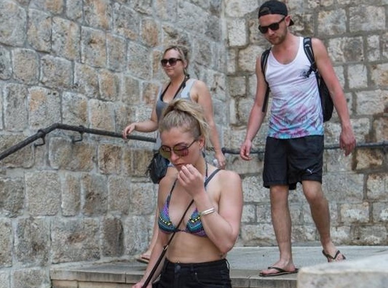 FOTO Turiste u Dubrovniku zabrane ne brinu, golišavi hodaju centrom grada