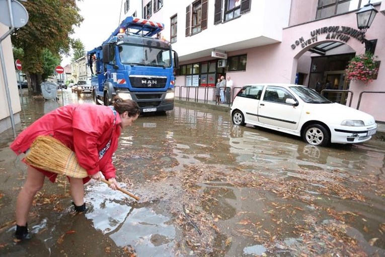 FOTO U Karlovcu nakon olujnog nevremena poplavljene ulice, građani odštopavaju odvode