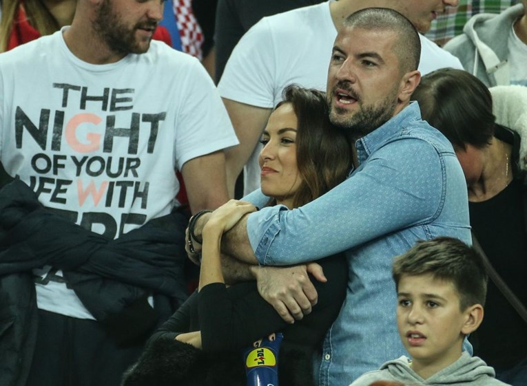 FOTO Tatjana Jurić i Zubakov sin izmjenjivali nježnosti tijekom utakmice