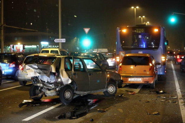 Teška prometna u Utrinama: Sudarili se ZET-ov autobus i tri automobila, ozlijeđene dvije osobe