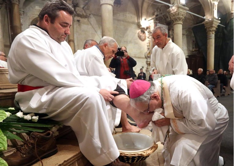 Pogledajte kako su hrvatski svećenici prali i ljubili noge vjernicima